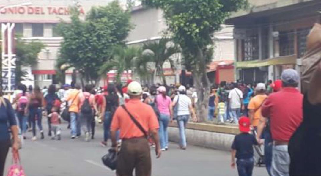 Táchira River flooded and those who used to go through smuggle ways to Cucuta now confronted National Guard and took the Simón Bolívar international bridge