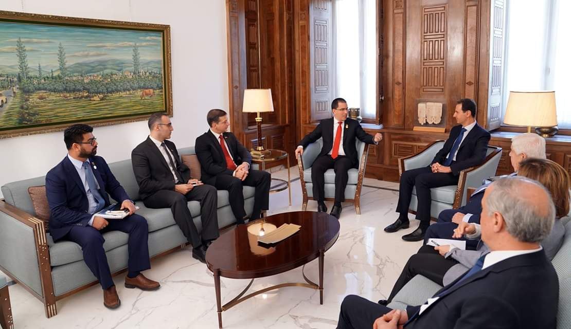 La politique de certains pays occidentaux, en particulier les États-Unis, vis-à-vis de ce qui se passe au Venezuela, ainsi que son ingérence flagrante dans ses affaires intérieures et l'imposition de sanctions, est devenue une approche adoptée par ces pays à l'encontre de ceux qui adoptent des positions incompatibles. avec leurs politiques - Assad