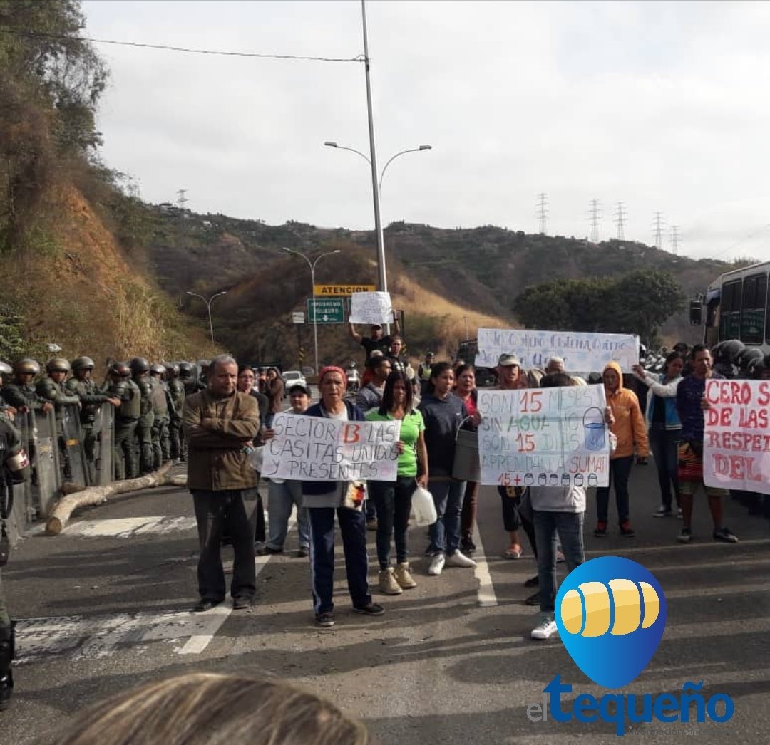 Officials of the PNB and GNB manage to negotiate with demonstrators from La Vega and open of 1 lane in both directions on the Pan-American Highway
