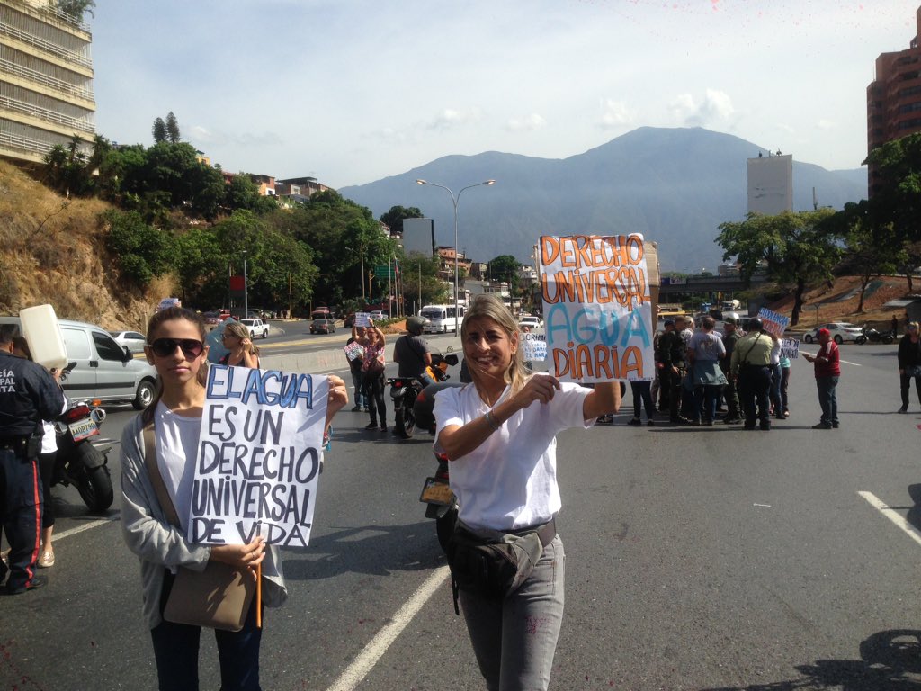 Protest of neighbors of Baruta close the Prados del Este motorway up to Santa Fe due to faults in the supply of drinking water. 