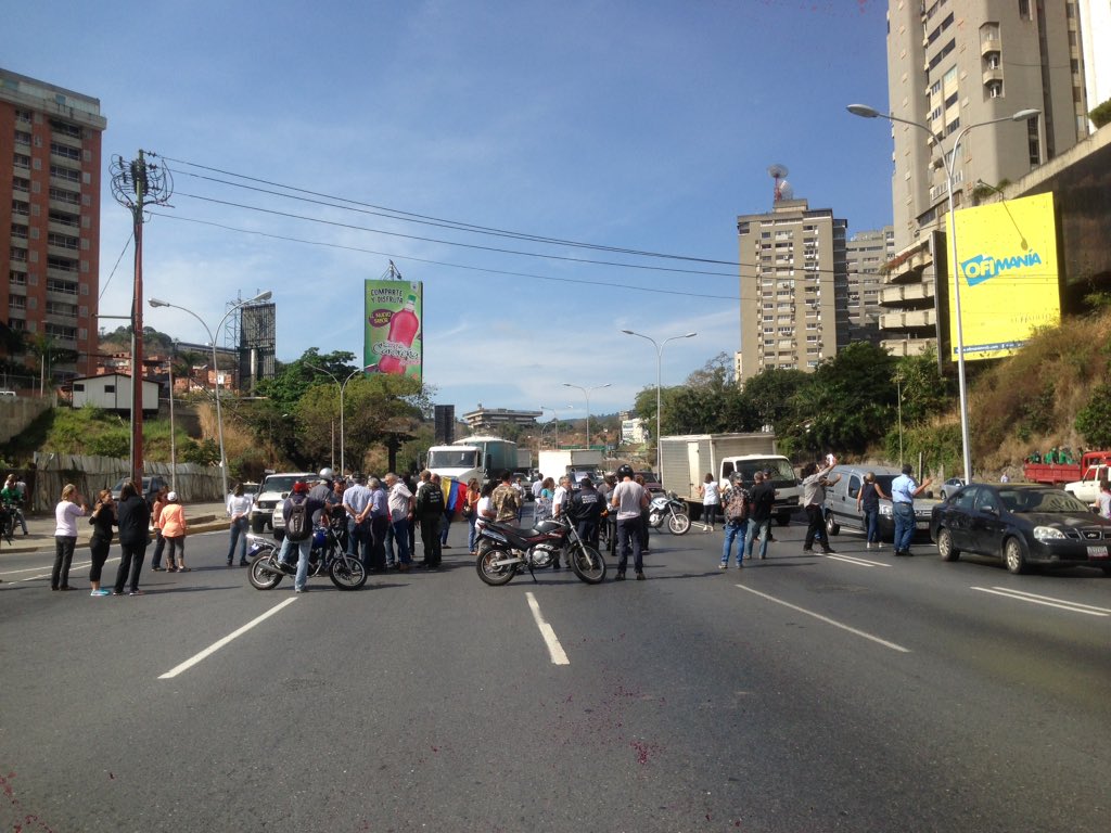 Protest of neighbors of Baruta close the Prados del Este motorway up to Santa Fe due to faults in the supply of drinking water. 