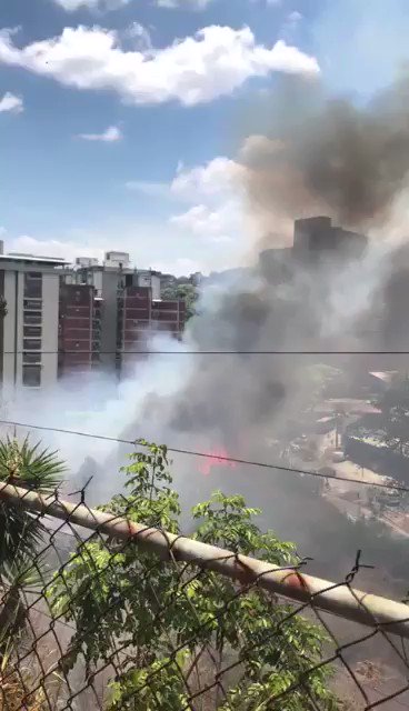 Neighbors of Terrazas del Club Hípico report forest fire on Terrace A. It started last night at 11:00 p.m. Firefighters came, but did not extinguish it completely. This morning the fire took more strength. They fear that the transformers burn.