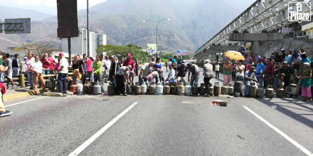Caracas: Neighbors of the El Torre sector, of Petare, blocked the highway at the area of La Urbina after more than a month without being able to buy domestic gas