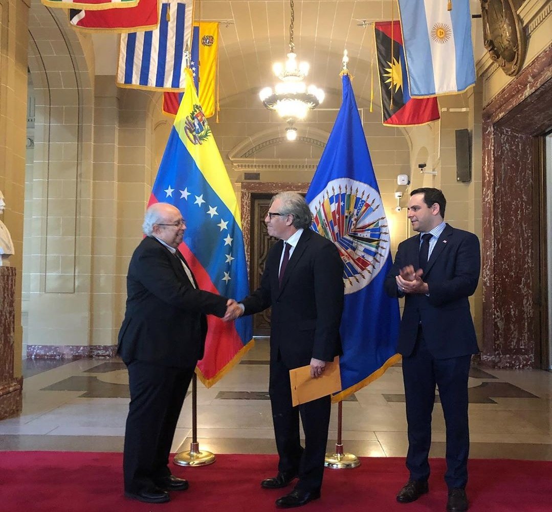 Embajador @tarrebriceno entrega formalmente las credenciales que lo acreditan como Representante Permanente de Venezuela ante la OEA. 10Abr   