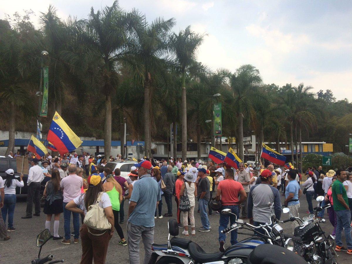 Neighbors in El Hatillo also take to the streets this Wednesday.