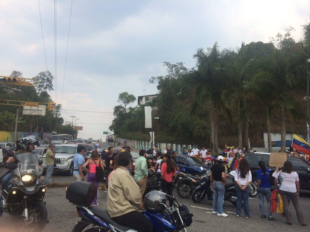 Neighbors in El Hatillo also take to the streets this Wednesday.