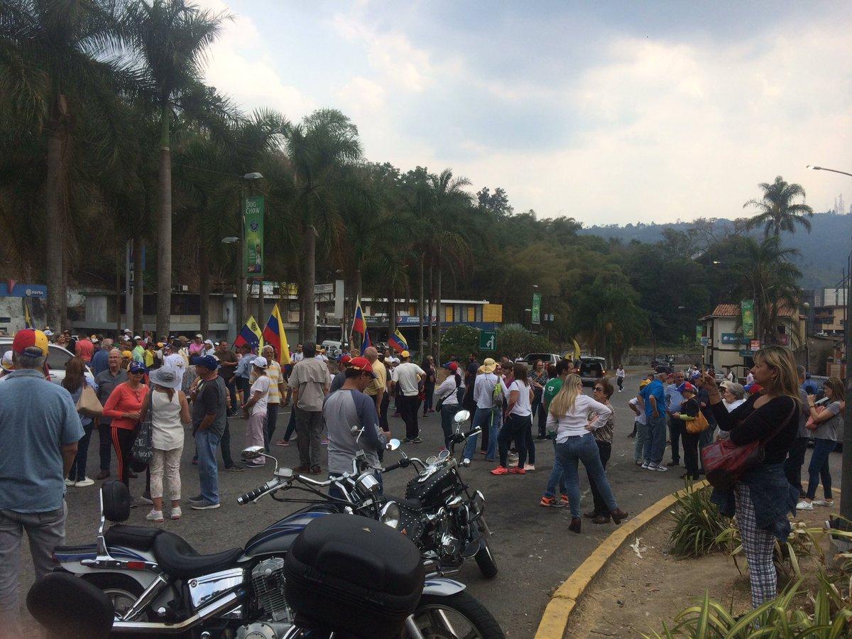 Neighbors in El Hatillo also take to the streets this Wednesday.