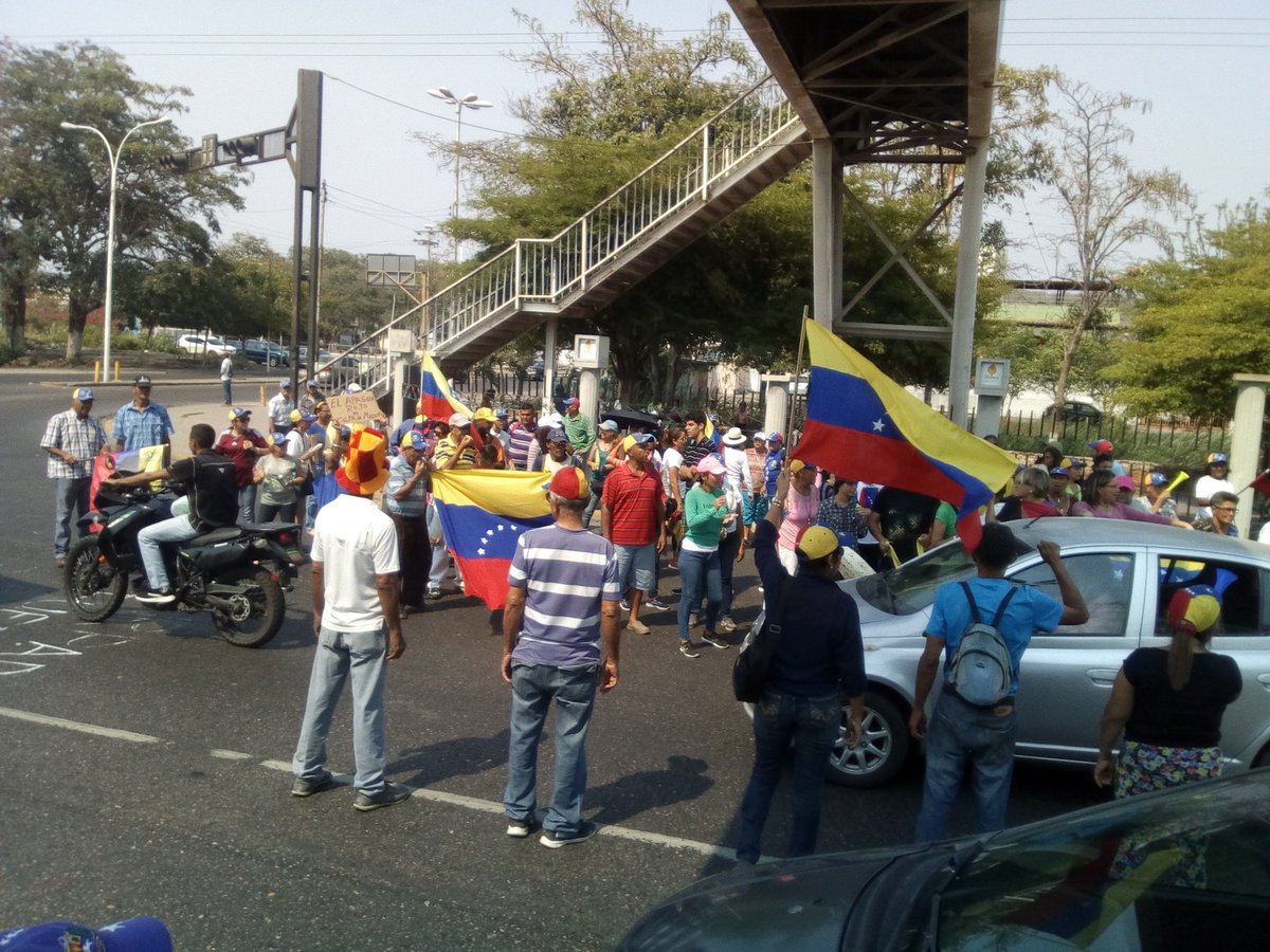 Protest for Venezuela in Barcelona: residents protest at the Boyacá Catwalk against the blackouts and the Maduro regime.