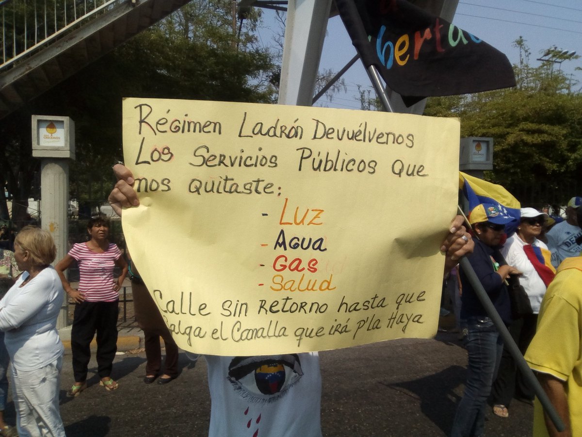 Protest for Venezuela in Barcelona: residents protest at the Boyacá Catwalk against the blackouts and the Maduro regime.