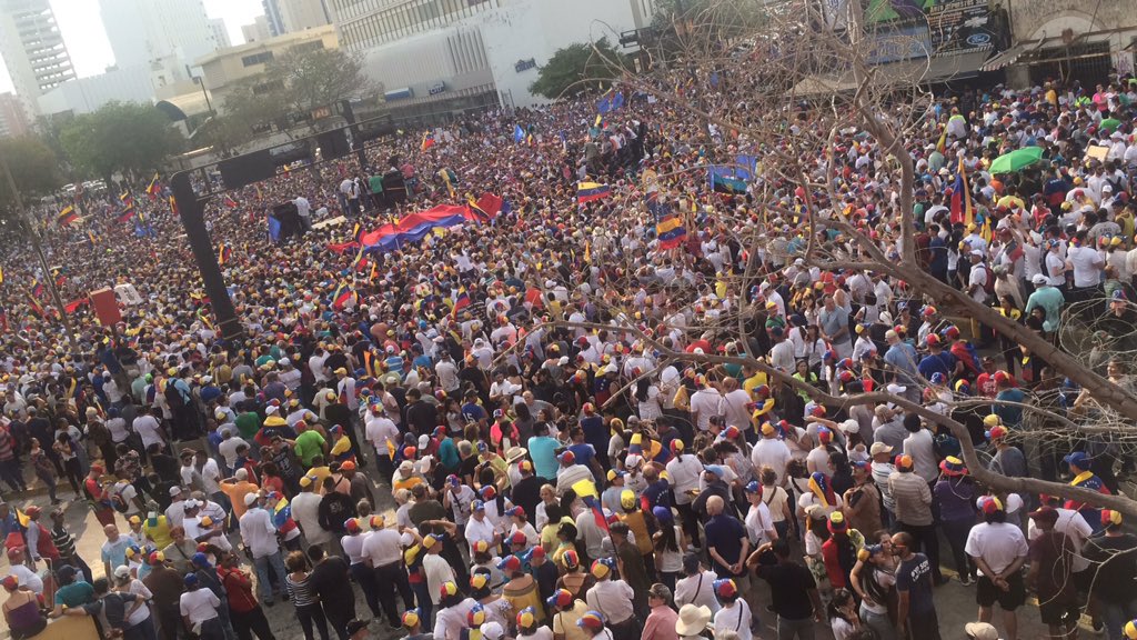 Maracaibo waiting for the Acting President @jguaido 