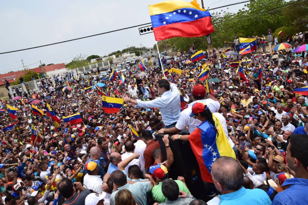 Acting President @jguaido continues his tour through the state of Zulia. This Sunday was in Cabimas.