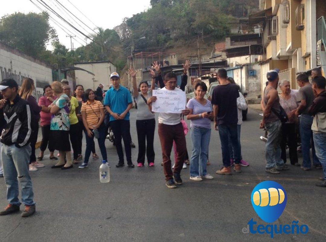 8:33 am Neighbors of Carrizal protest for water, they close the road at the area of the Villalobos high school, in Barrio Bolívar