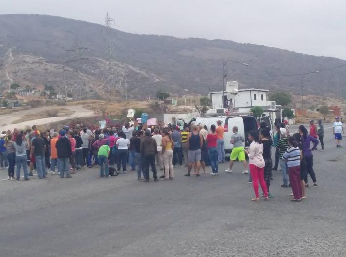 Protest in the North Circumvallation of Barquisimeto at the area of Macias Mujica, inhabitants have more than 1 month without Water.