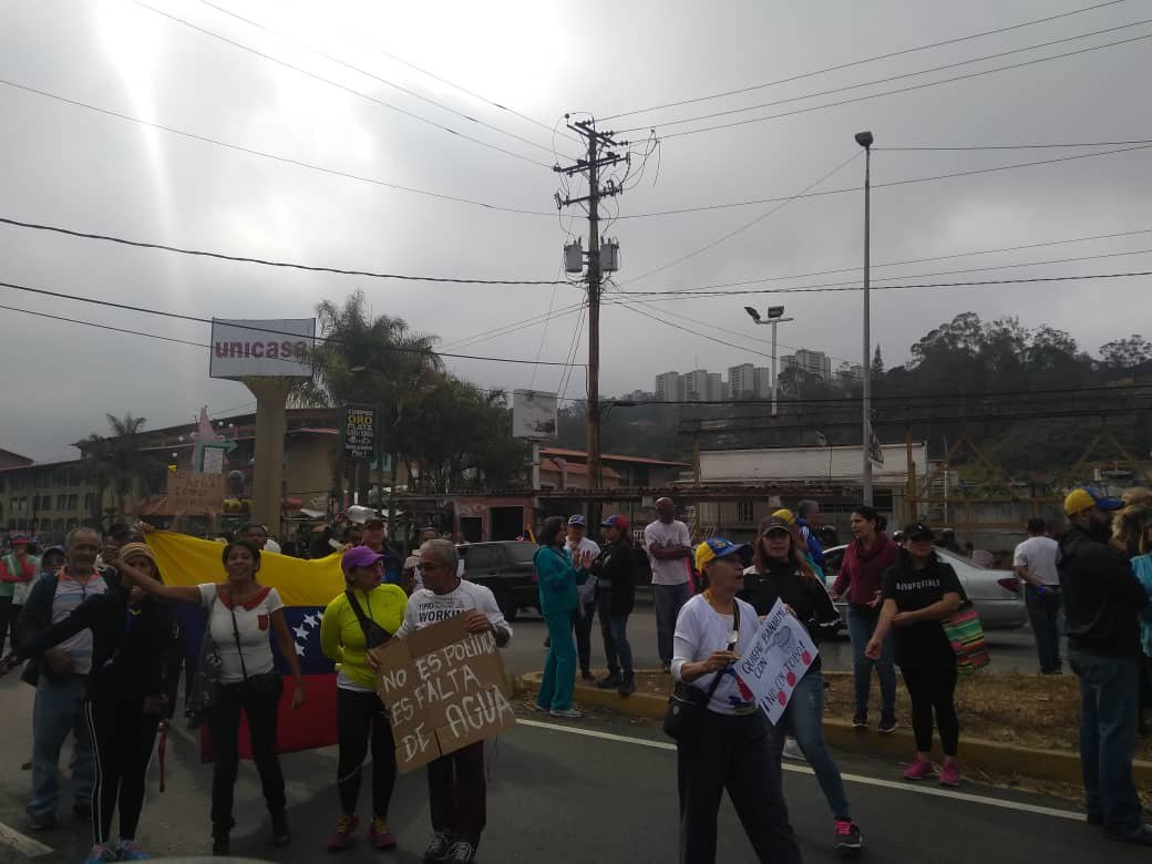 Residents of San Antonio de los Altos protest at km 16 of the Pan-American Highway in the area of the La Rosaleda Interchange for lack of water service. 8:53 am