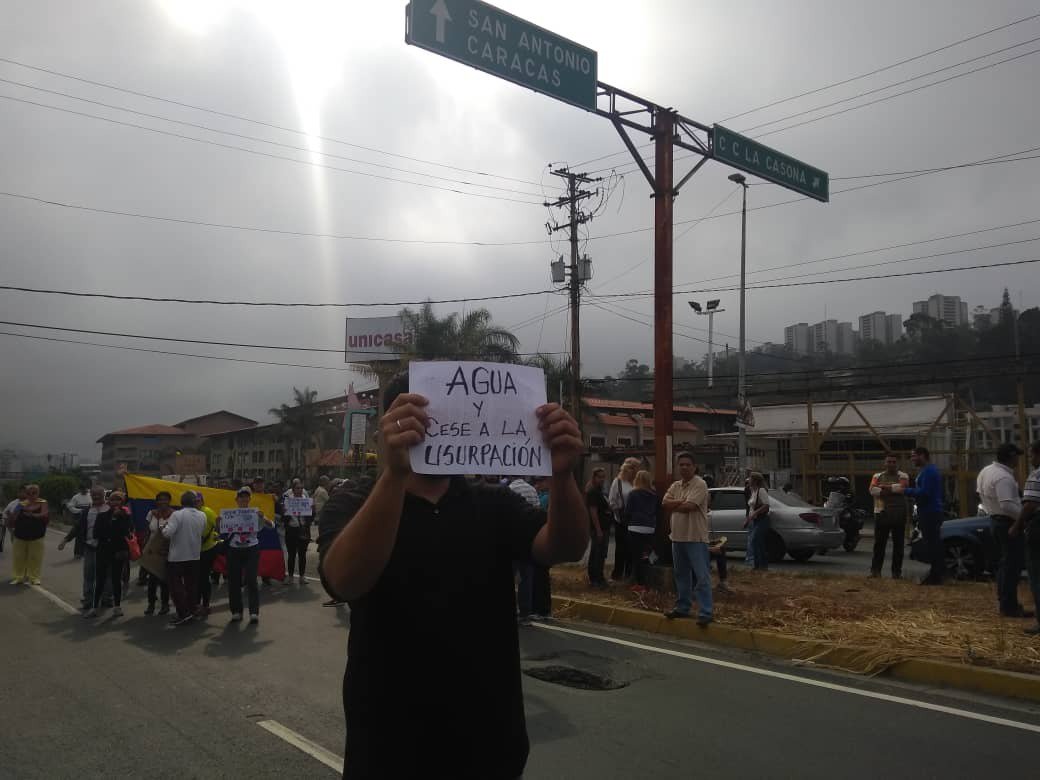 Residents of San Antonio de los Altos protest at km 16 of the Pan-American Highway in the area of the La Rosaleda Interchange for lack of water service. 8:53 am