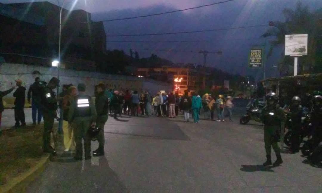 Miranda: Residents of La Rosaleda in Los Salias blocked the Pan-American highway in protest cause of the lack of water supply in the sector.  Bolivarian National Guard is also present
