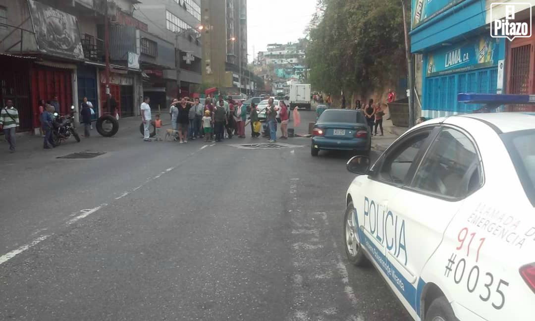 10:30 am Miranda: On Avenida Bertorelli, in Los Teques, citizens also protest about water