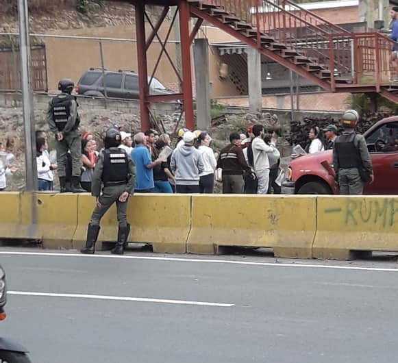 GNB prevents complete closure of the Pan-American highway by residents of Las Minas who ask for water
