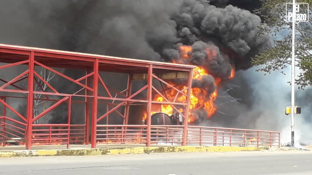 Bolívar: Volcamiento de gandola con combustible genera incendio frente al Parque Cachamay. Autoridades en el sitio, recomiendan no pasar por el lugar  