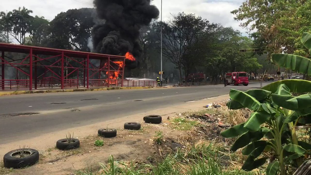 Bomberos de empresas básicas llegaron al incendio registrado frente a Parque Cachamay, Puerto Ordaz. Un camión de carga, un vehículo liviano y cuatro quioscos arden en llamas.   