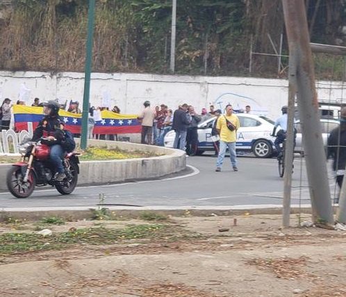 Inhabitants of the La Matica sector in Los Teques have blocked all traffic. They claim that they have not had water distribution for three months