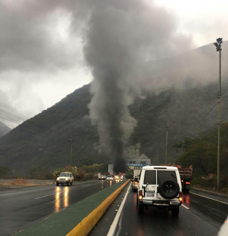 7:30 am Vargas: Transportation unit of the Universidad Marítima del Caribe caught fire inside Tunel Boqueron I on highway Caracas - La Guaira, in the direction of the capital