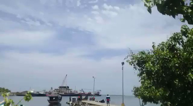 A helicopter and a small plane of PDVSA Costa Afuera fly over the wreck area of the vessel Jhonnalys José in search of survivors. Güiria