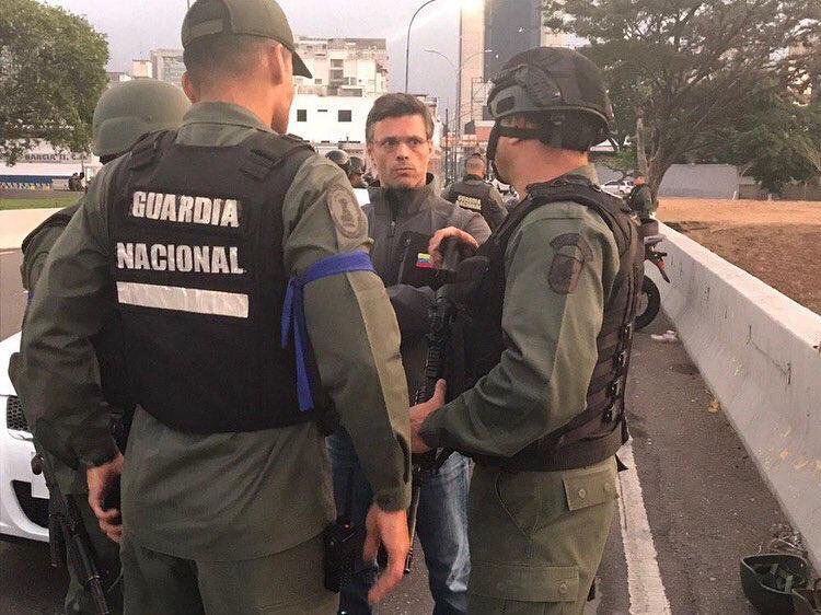 Blue ribbon for forces loyal to Guaidó 