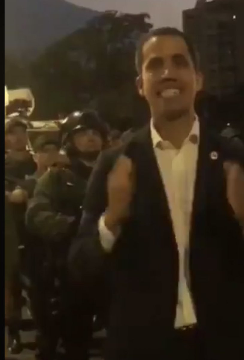 Blue ribbon for forces loyal to Guaidó 