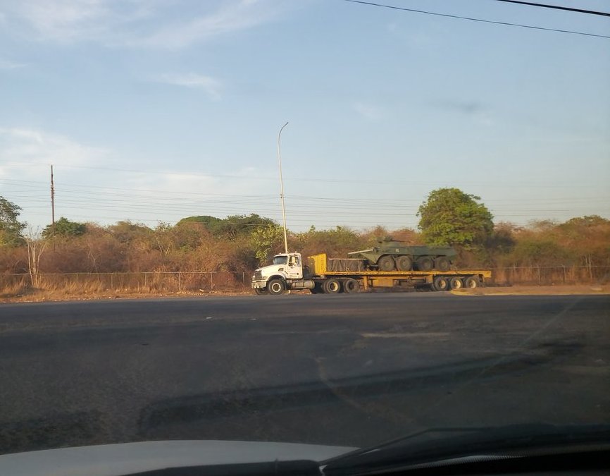 Ciudad Bolívar: transportation of military vehicles