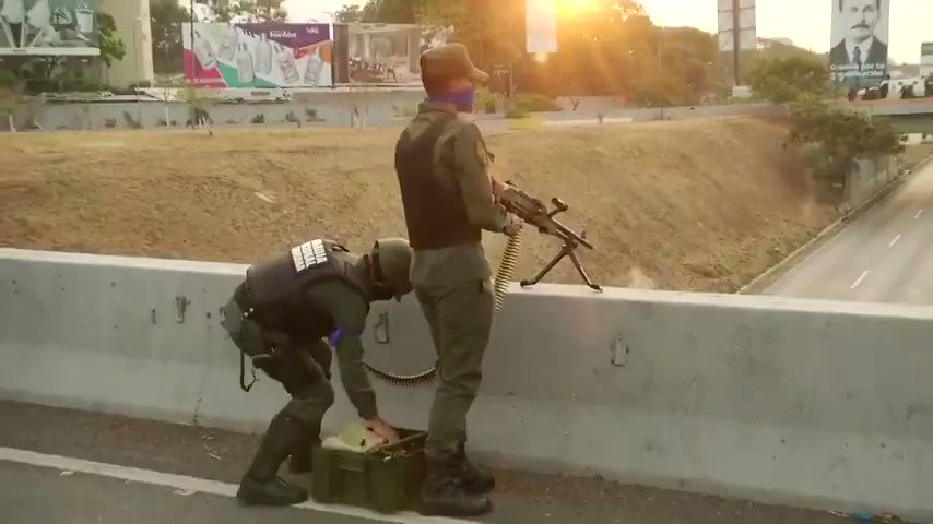 Video of rebelled soldiers taking positions at Altamira interchange at Francisco Fajardo highway