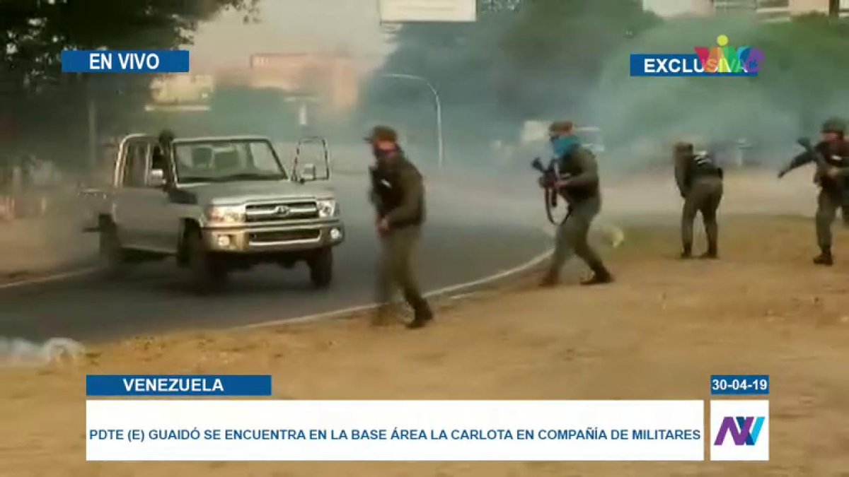 Clashes are reported in the surroundings of El Carlota. Shots are heard and tear gas bombs have been thrown at the positions controlled by Guaidó.