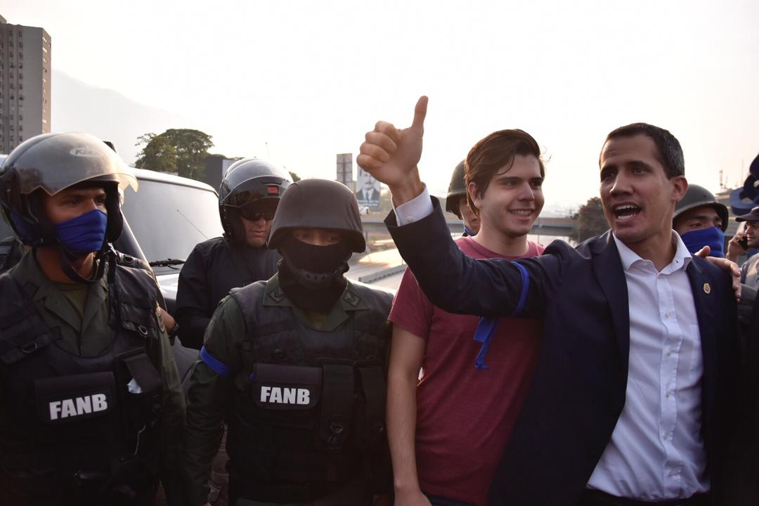 7:12 am Caracas: Juan Guaidó, from the Altamira Interchange and surrounded by military repeats the call to stand up to La Carlota air base