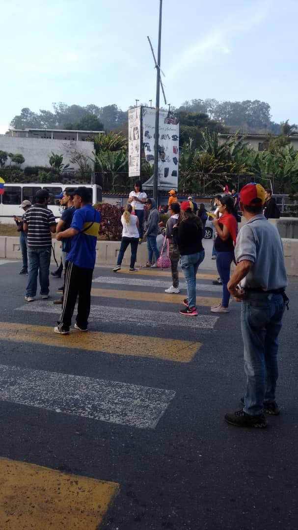 Citizens begin to gather at the San Antonio de los Altos