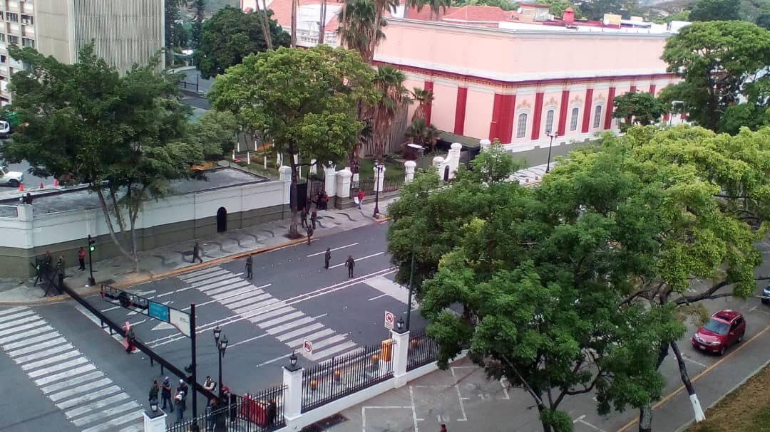 Military closes adjacencies of Miraflores palace