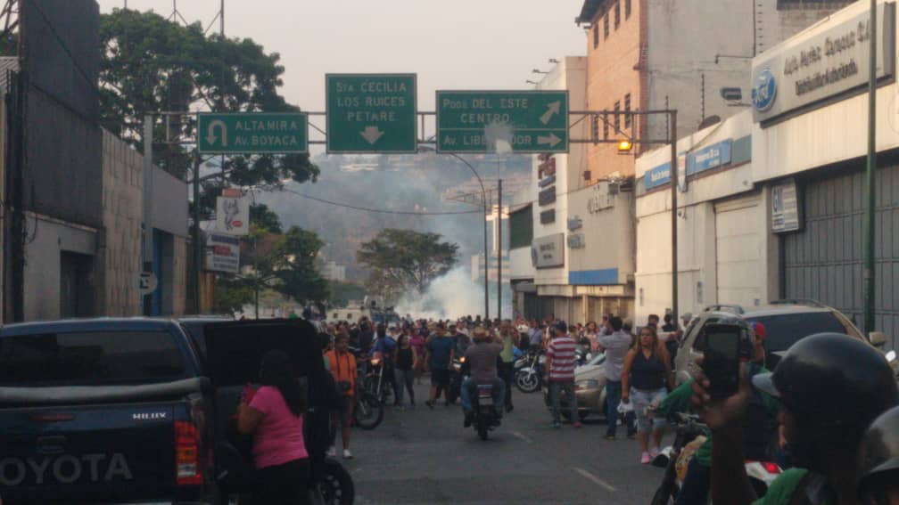 7:24 am Protesters flowing to the vicinity of La Carlota after the call of Juan Guaidó and Leopoldo López with military personnel at the air base
