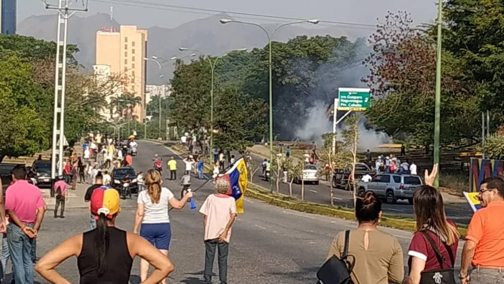 Carabobo: police forces deployed tear gas in the area of El Trigal interchange against protesters