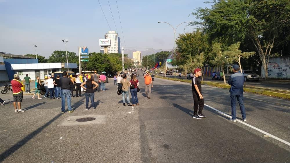 Carabobo: police forces deployed tear gas in the area of El Trigal interchange against protesters