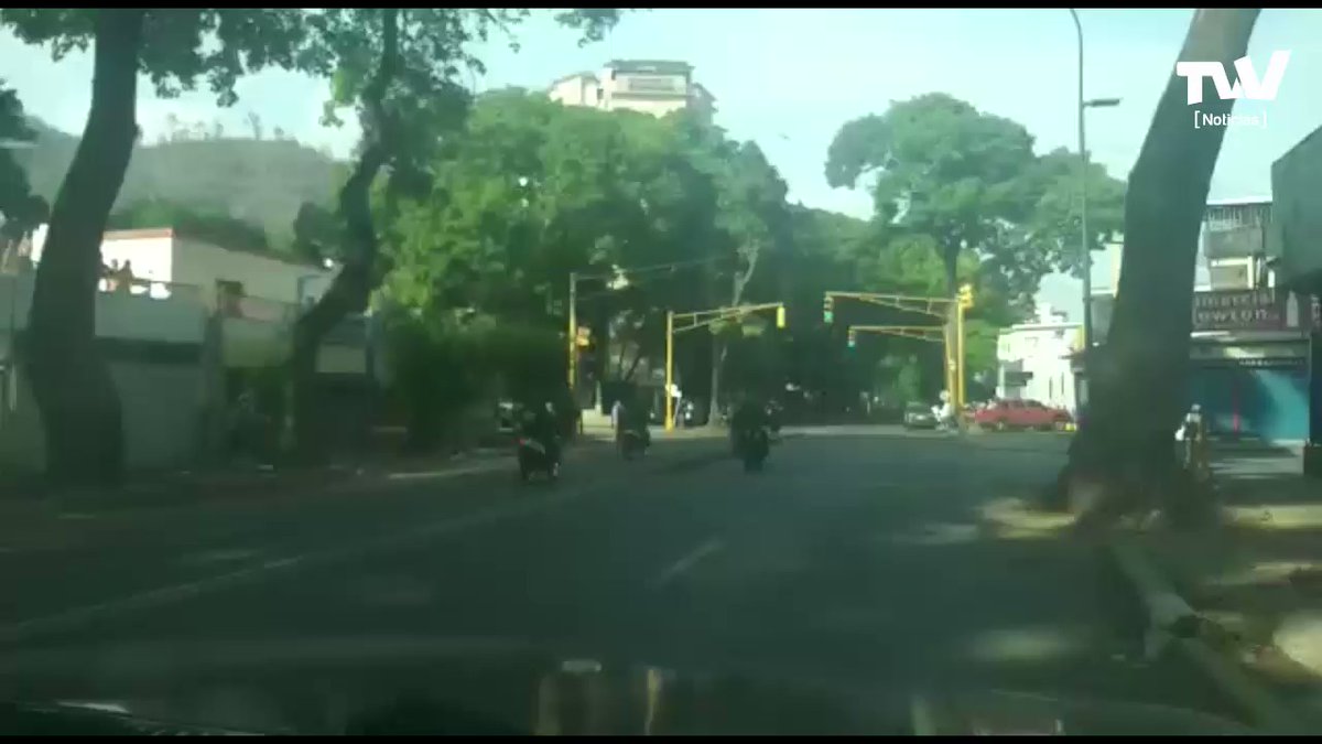 Clashes between pro-Maduro forces and protesters in El Paraiso, Caracas