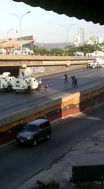 Officials of the National Guard that support @jguaido neutralize the military on the Francisco Fajardo highway in Caracas