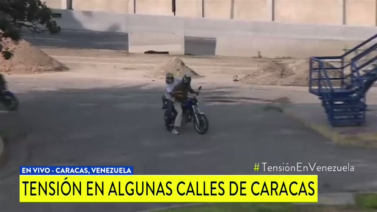 Shots are reported by firearms at La Carlota Air Base and its surroundings. 8:44 am. Video  Noticias Caracol.