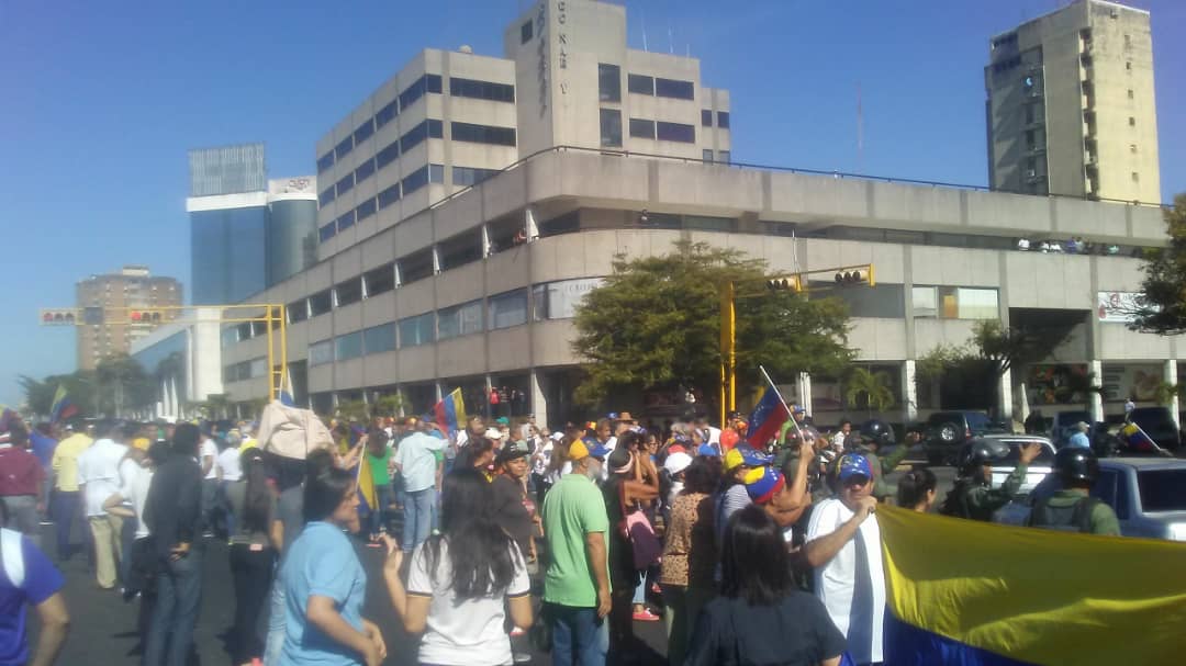 Bolívar: Citizens begin to gather on the CC Naraya mall of Puerto Ordaz. While in Ciudad Bolívar they gather on the corner of Tijuana. Photo: Courtesy Moisés Márquez