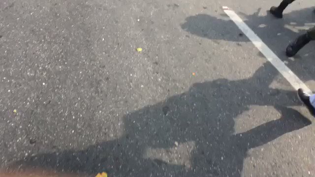 Clashes with firearms and tear gas at Altamira interchange in Caracas
