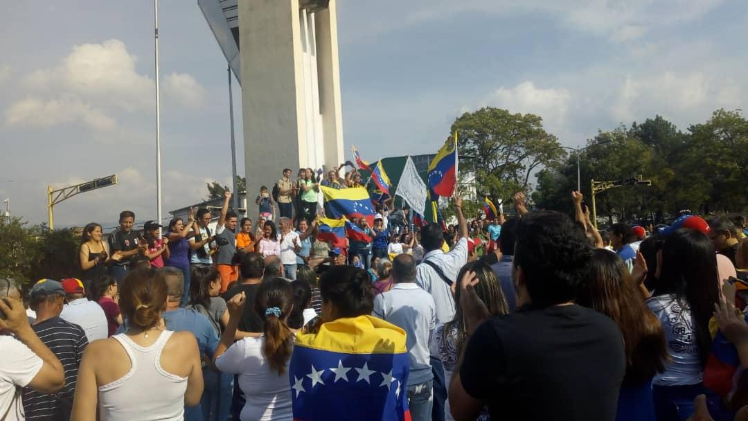 Táchira: this is the Obelisk of The Italians in San Cristóbal. Citizens join the call of Guaidó to demand the cessation of the usurpation