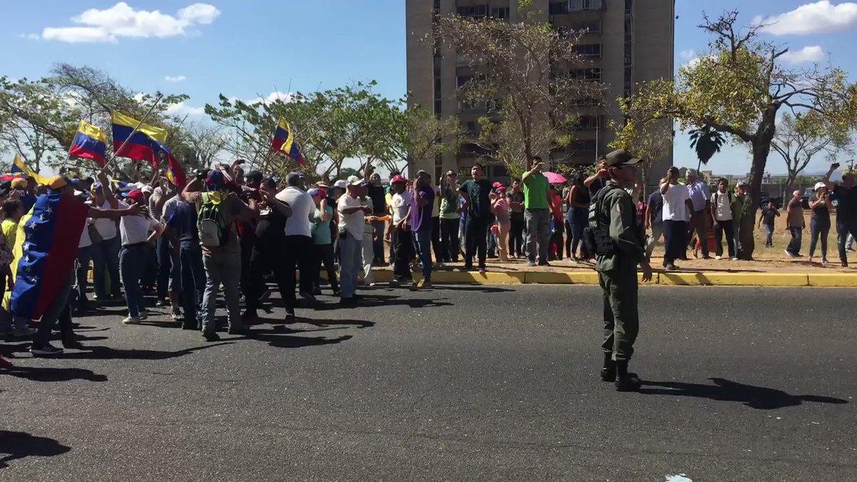 Tanquetas se retiran de la concentración de ciudadanos en Alta Vista, Puerto Ordaz. Militares se habrían negado a reprimir a quienes apoyan a @jguaido en esta zona del país.   