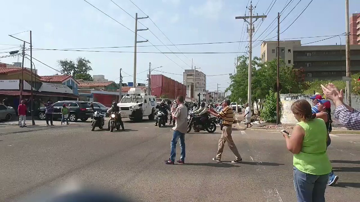 Maracaibo: National Guard/National Police cordon withdraw from 76th Street. Group of protesters advance to meet at the Citibank