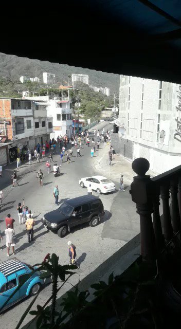 Vargas Venezolanos en Naiguata, son dispersados por detonaciones. Video cortesía.  - @TVVnoticias  
