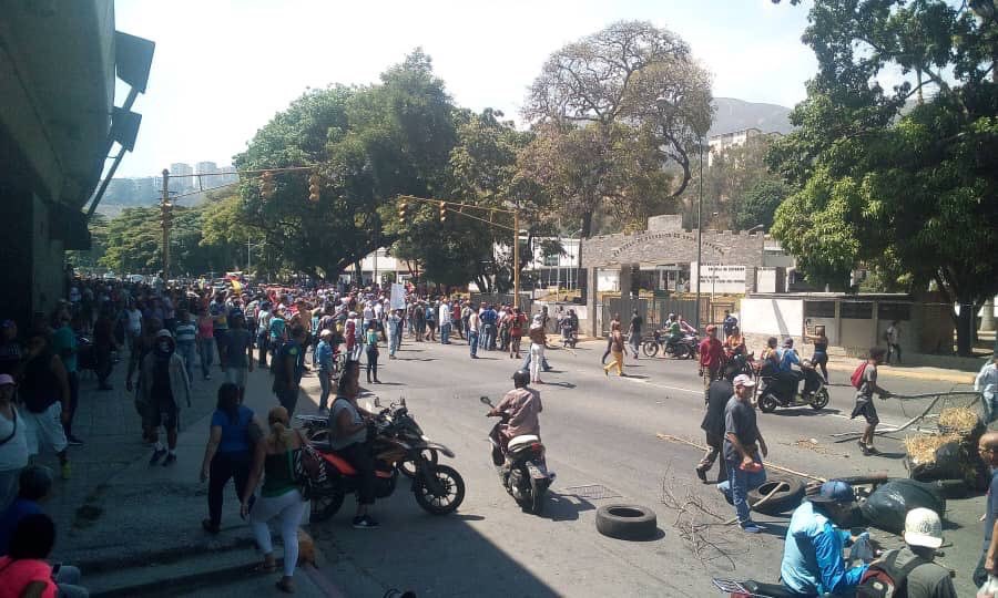 People gathering the command of the GNB in Caricuao