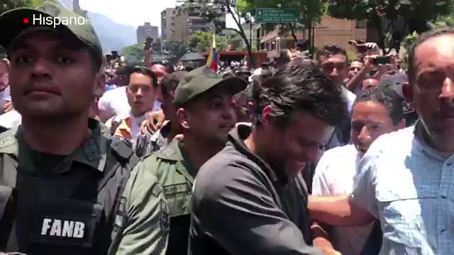 Leopoldo López in the head of march on the av. Francisco de Miranda. They go in the West direction