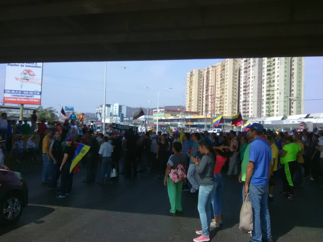 1:10 pm. Protest continues on the Intercommunal Avenue of Barcelona Anzoátegui in support of Operation Libertad called by @jguaido.